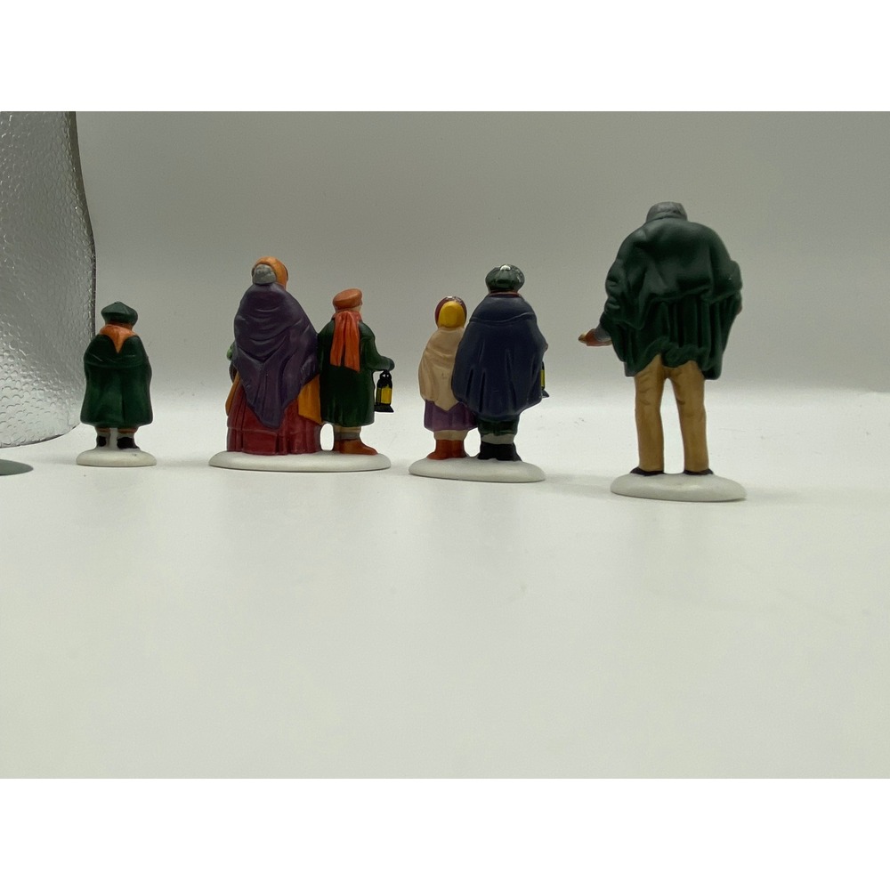Dept 56 Carolers on the Doorstep Heritage Village Collection 5570-0‎ Set of 4 - Picture 5 of 6